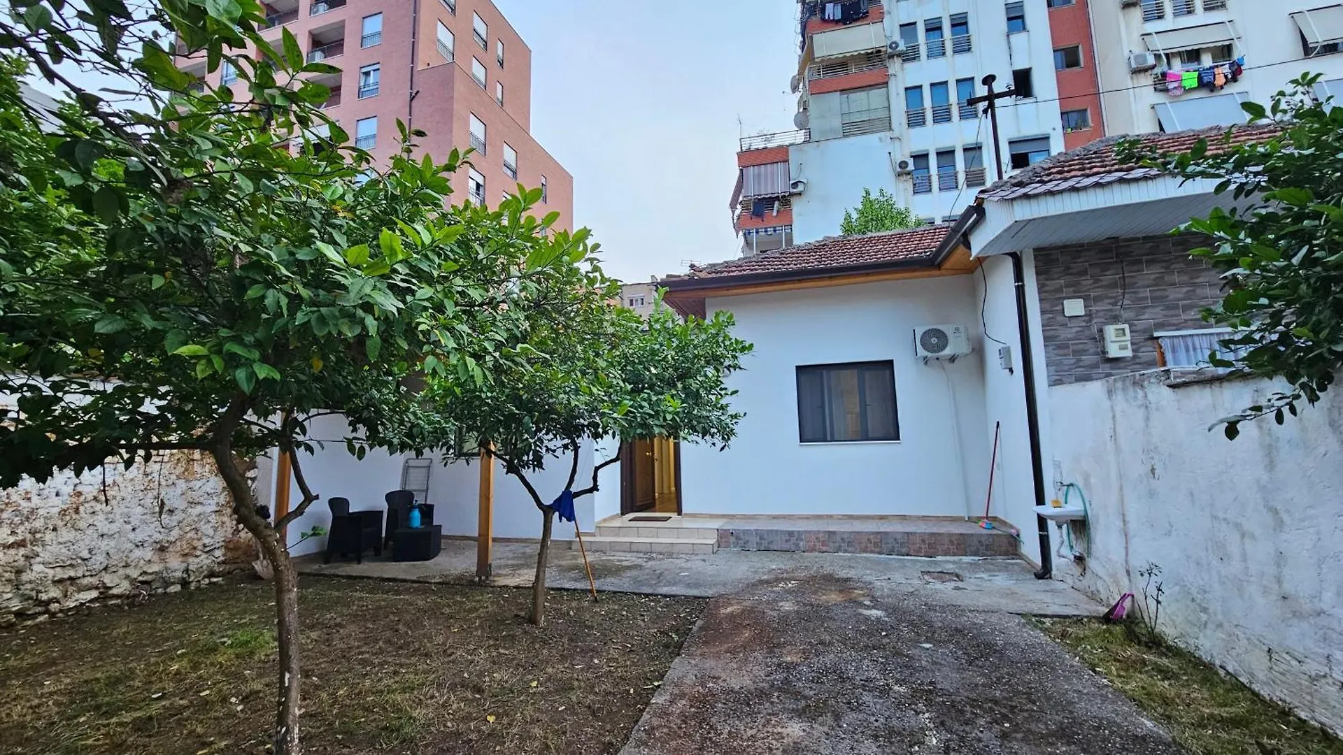 Garden Lemon Tree Villa Tirana